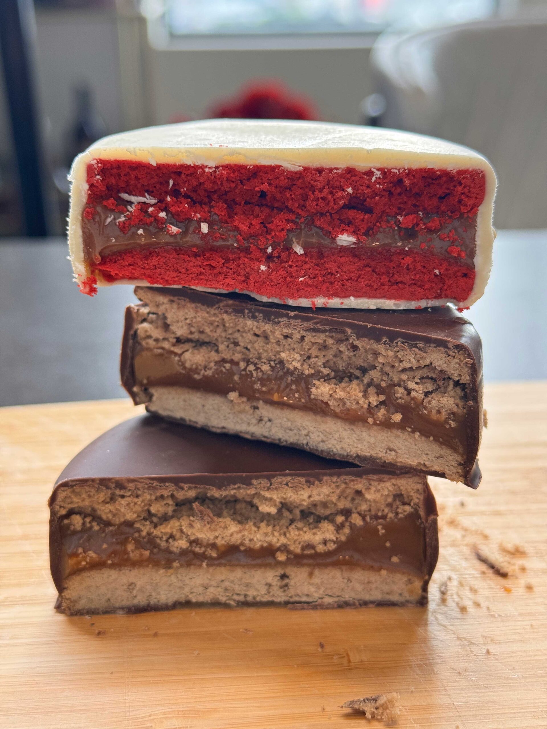 Alfajores Red Velvet, Chocolate Blanco, Chocolate Oscuro